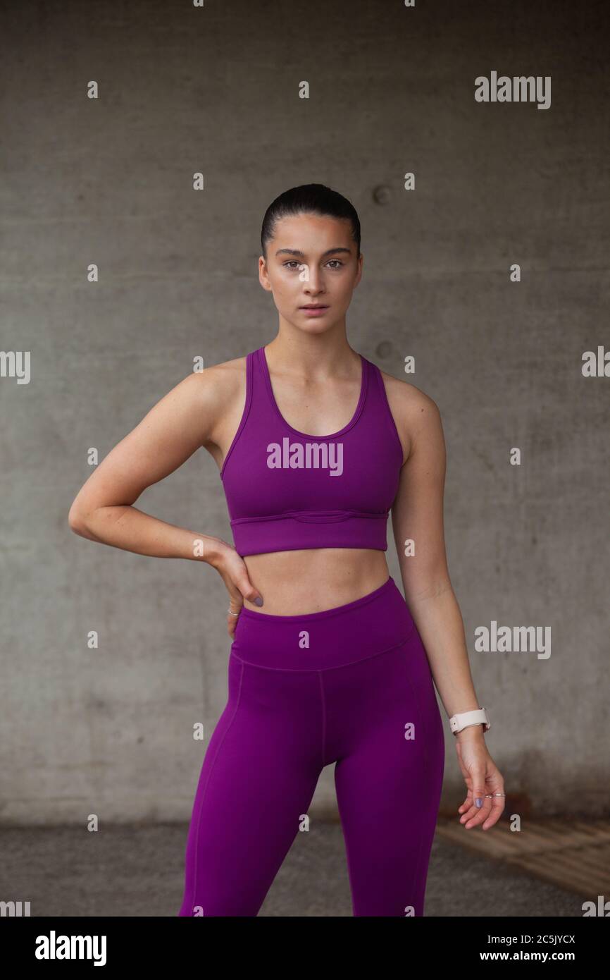 Ritratto di una giovane atletica in leggings e reggiseno sportivo Foto Stock