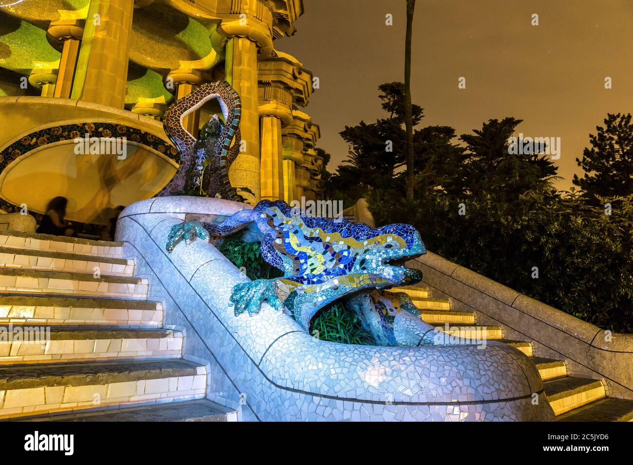 Scultura di una salamandra di Antoni Gaudi nel parco Guell a Barcellona, in Spagna in una notte estiva Foto Stock