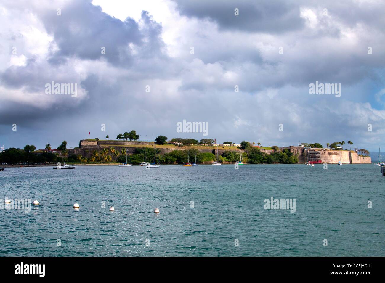 martinica, edifici colorati presso il porto in Martinica, Fort-de-France, vista della città dal porto, martinica strada Foto Stock