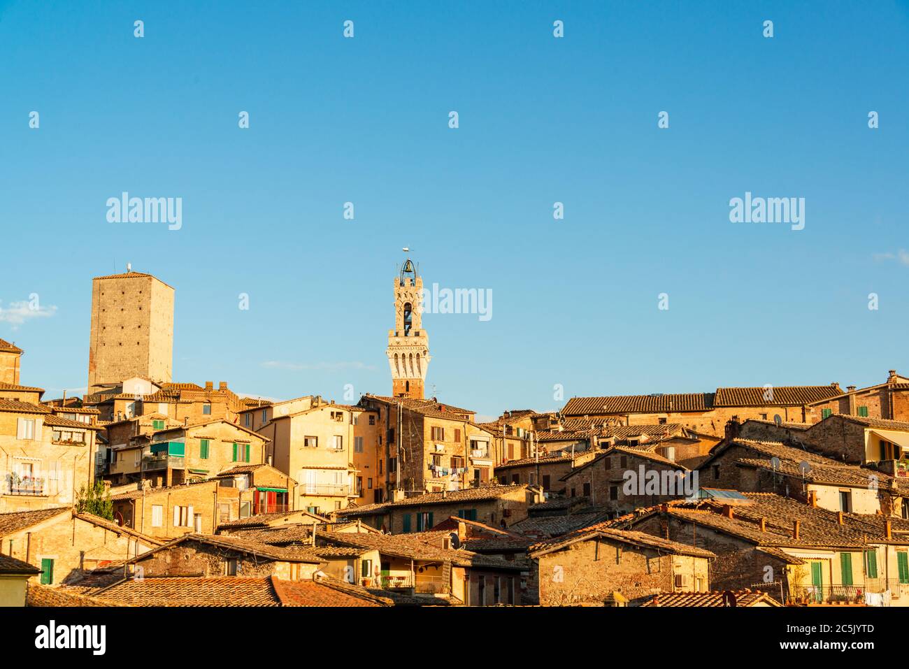 Stimmungsfoll das Stadtpanorama von Siena im spätsommerlichem Abendlicht Foto Stock