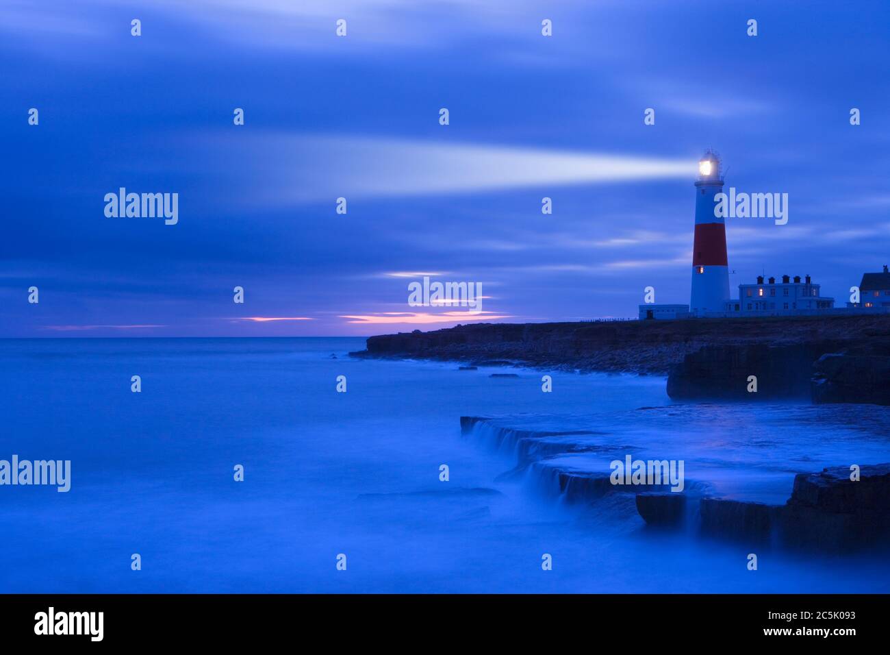 Faro con fascio luminoso. Portland Bill, Dorset, Regno Unito. Modificato digitalmente. Foto Stock