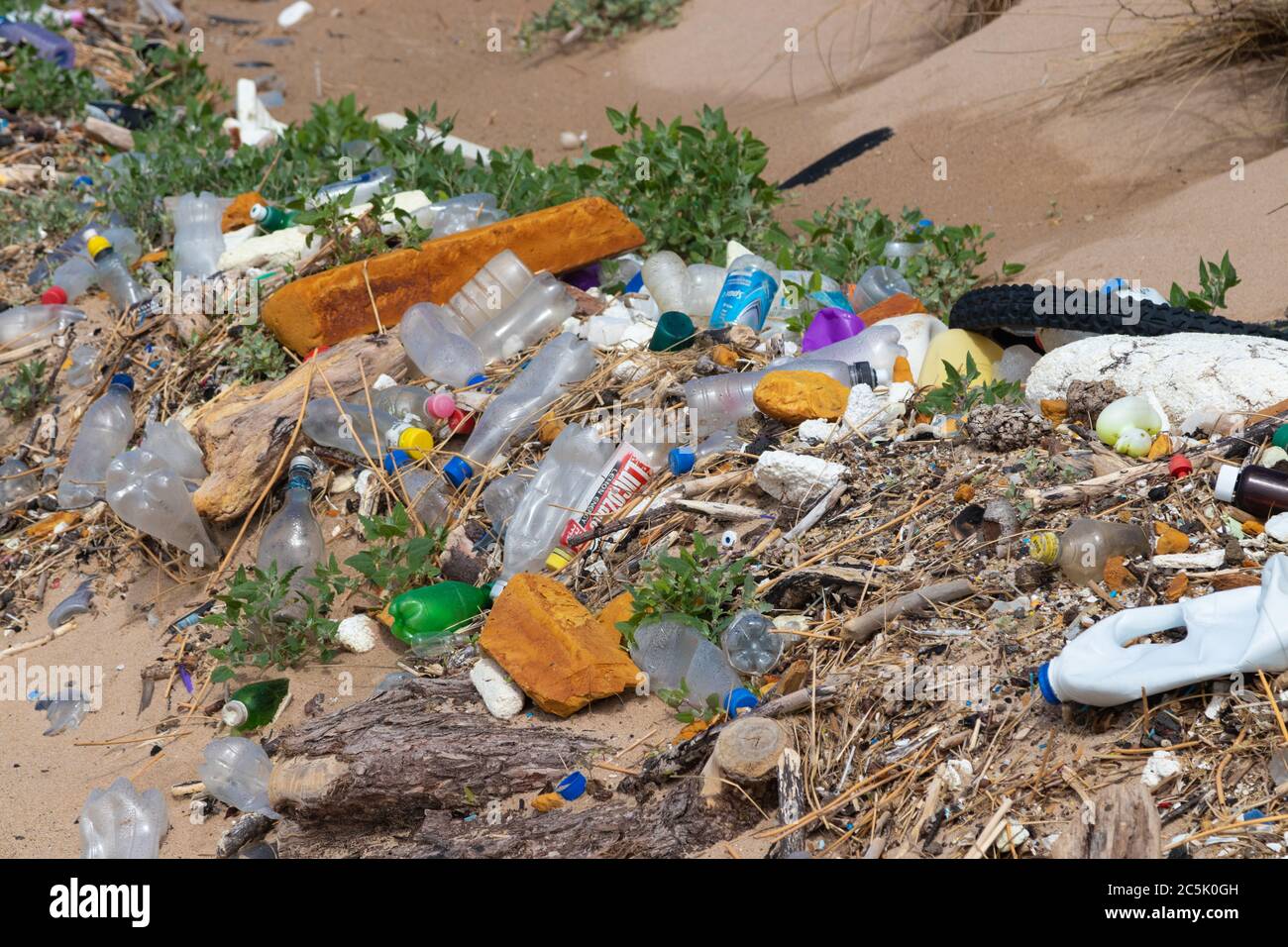 Rifiuti di plastica lavati sulla spiaggia di Fife, Scozia Foto Stock