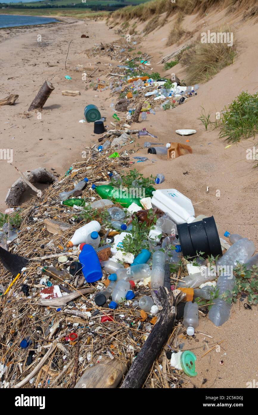 Rifiuti di plastica lavati sulla spiaggia di Fife, Scozia Foto Stock