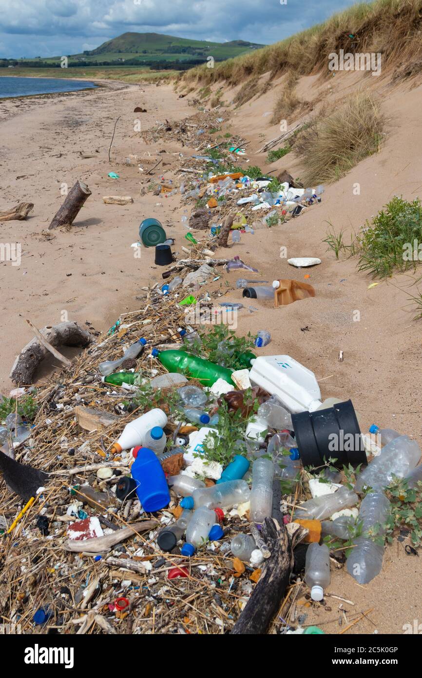 Rifiuti di plastica lavati sulla spiaggia di Fife, Scozia Foto Stock