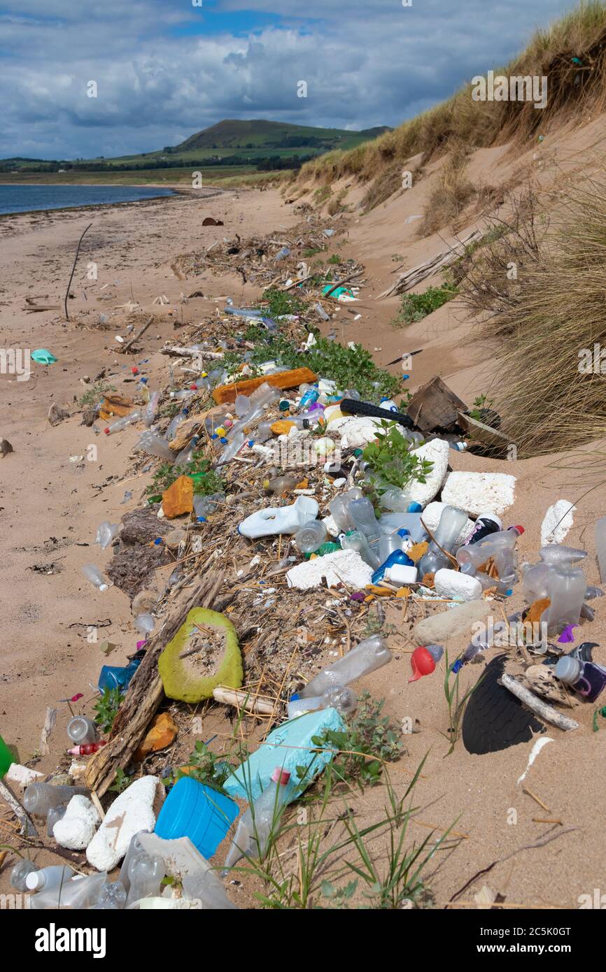 Rifiuti di plastica lavati sulla spiaggia di Fife, Scozia Foto Stock
