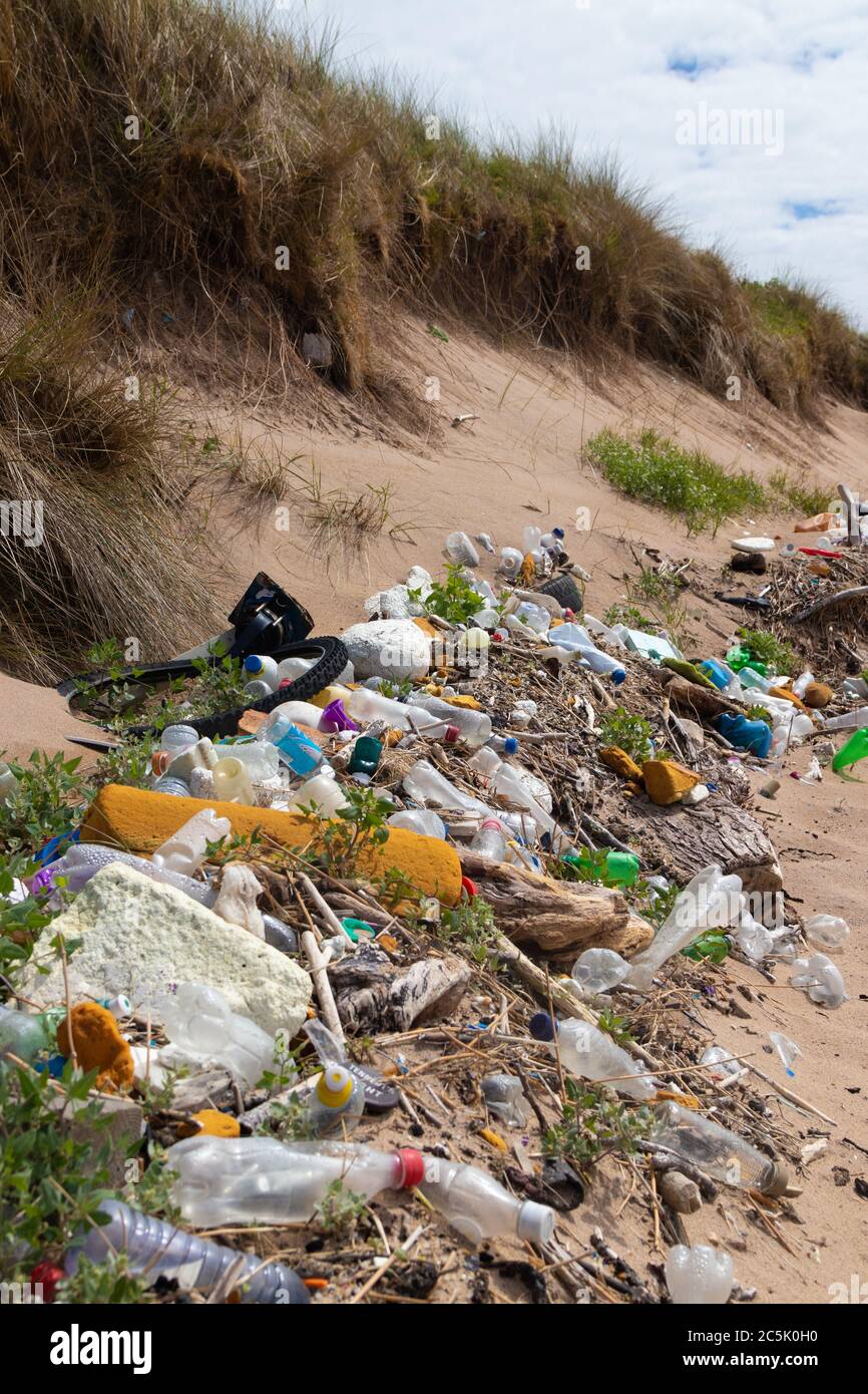 Rifiuti di plastica lavati sulla spiaggia di Fife, Scozia Foto Stock