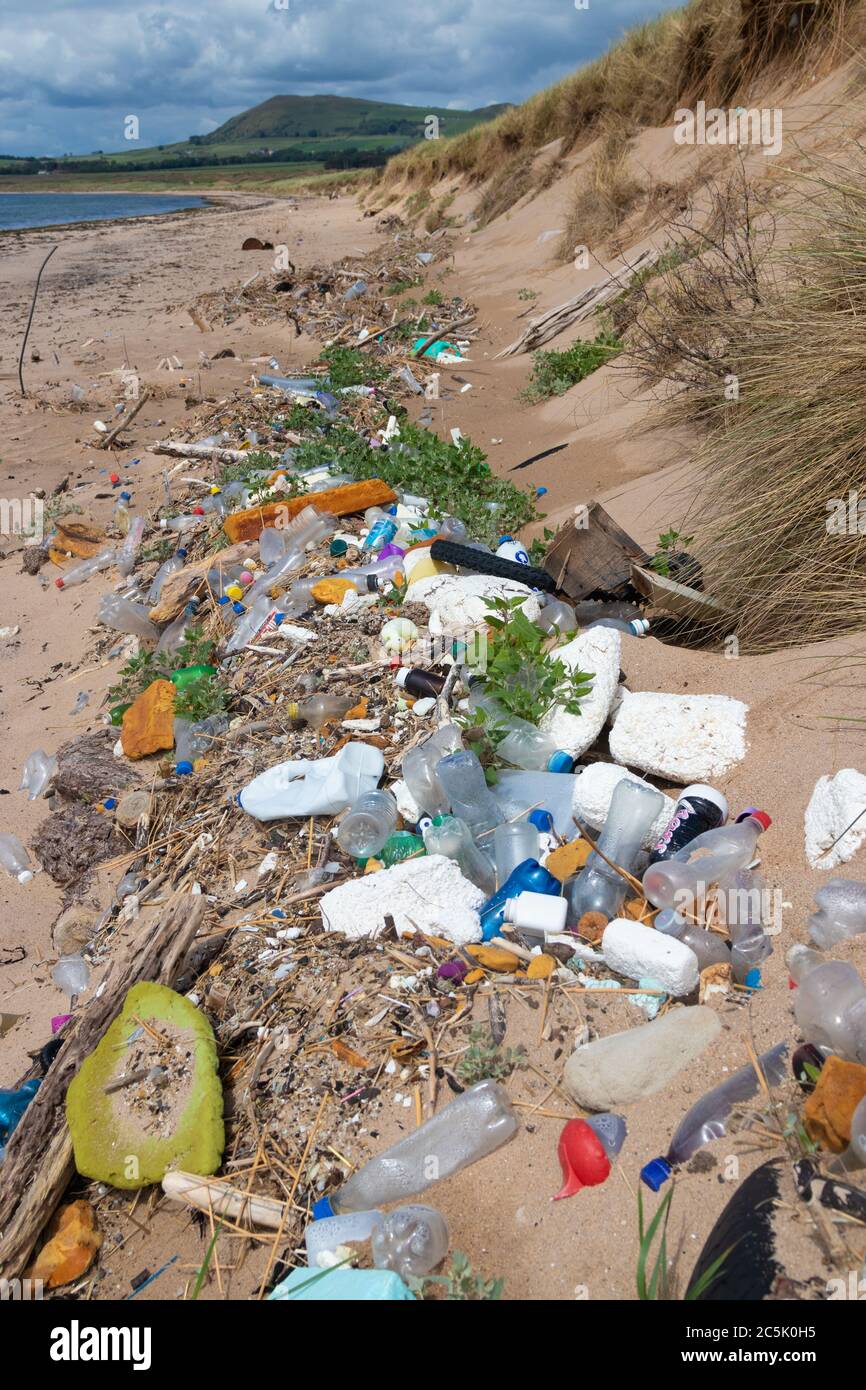 Rifiuti di plastica lavati sulla spiaggia di Fife, Scozia Foto Stock
