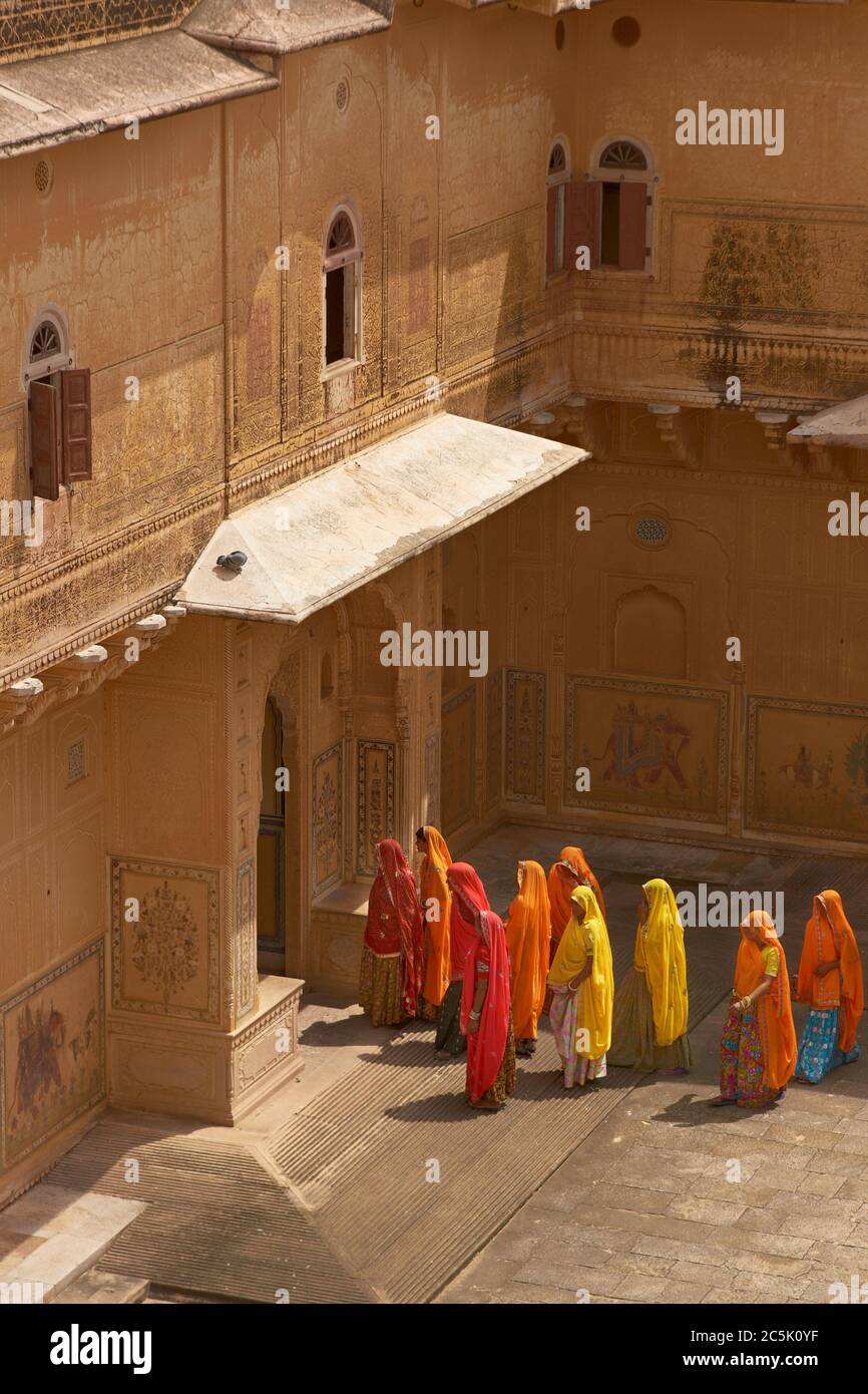 Gruppo di donne indiane in saris colorati luminosi in un palazzo di Rajput all'interno del Forte di Nahargarh che domina Jaipur nel Rajasthan, India Foto Stock