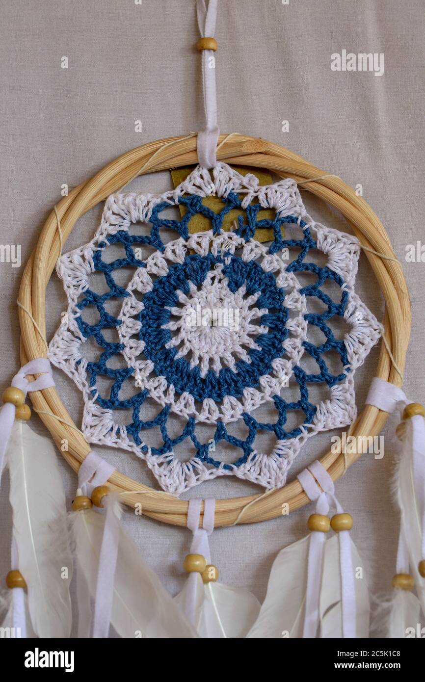 Blue Dreamcatcher con piume e perline isolate su sfondo bianco. Foto Stock
