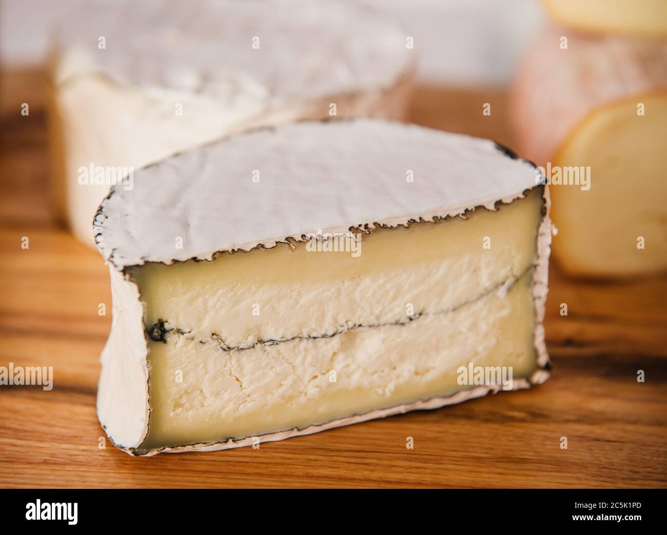 Morbier, un formaggio di latte di mucche semi molle che viene servito Foto Stock