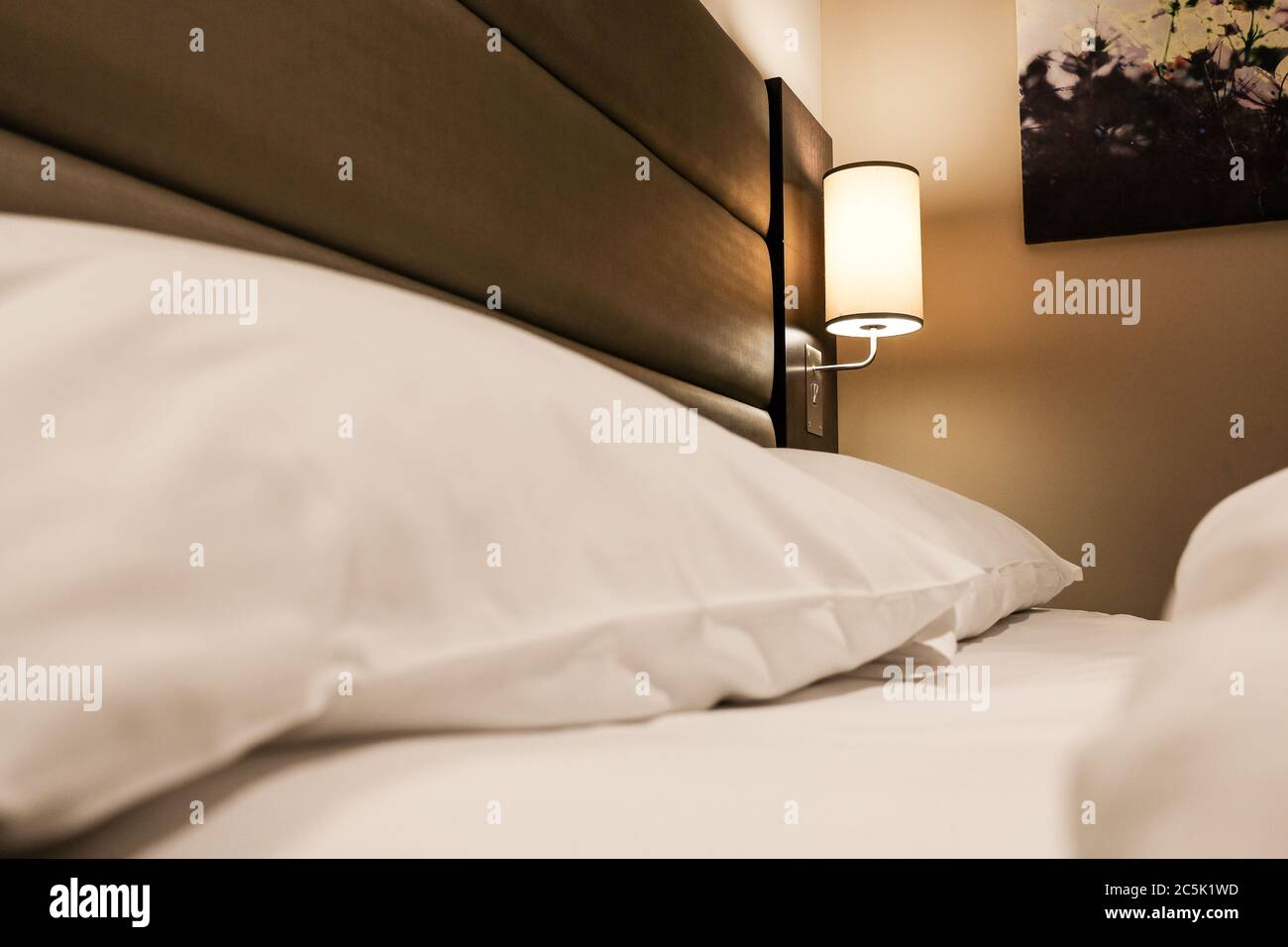 Lenzuola fresche, viste su una lussuosa camera da letto king size in un hotel di prima qualità. Foto Stock
