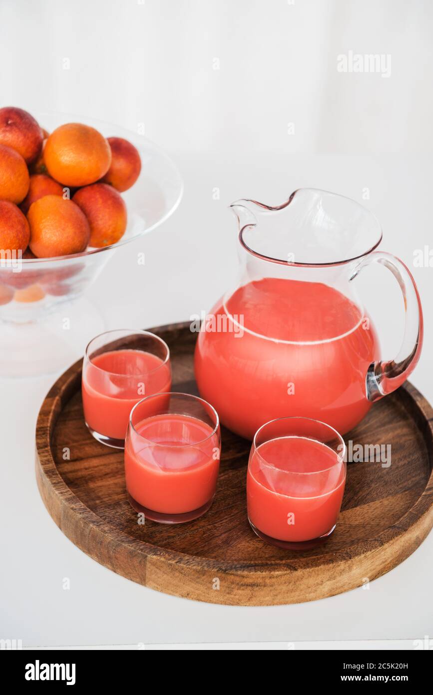 Caraffa e bicchieri con succo di pompelmo Foto Stock