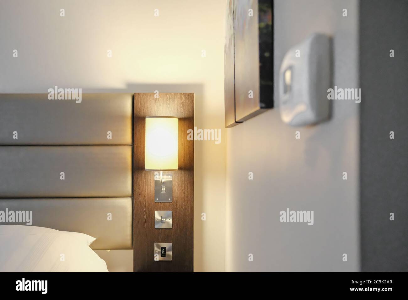 Gli ospiti dell'hotel hanno visto regolare la temperatura dell'aria condizionata in una camera d'albergo a prezzi premium. Foto Stock