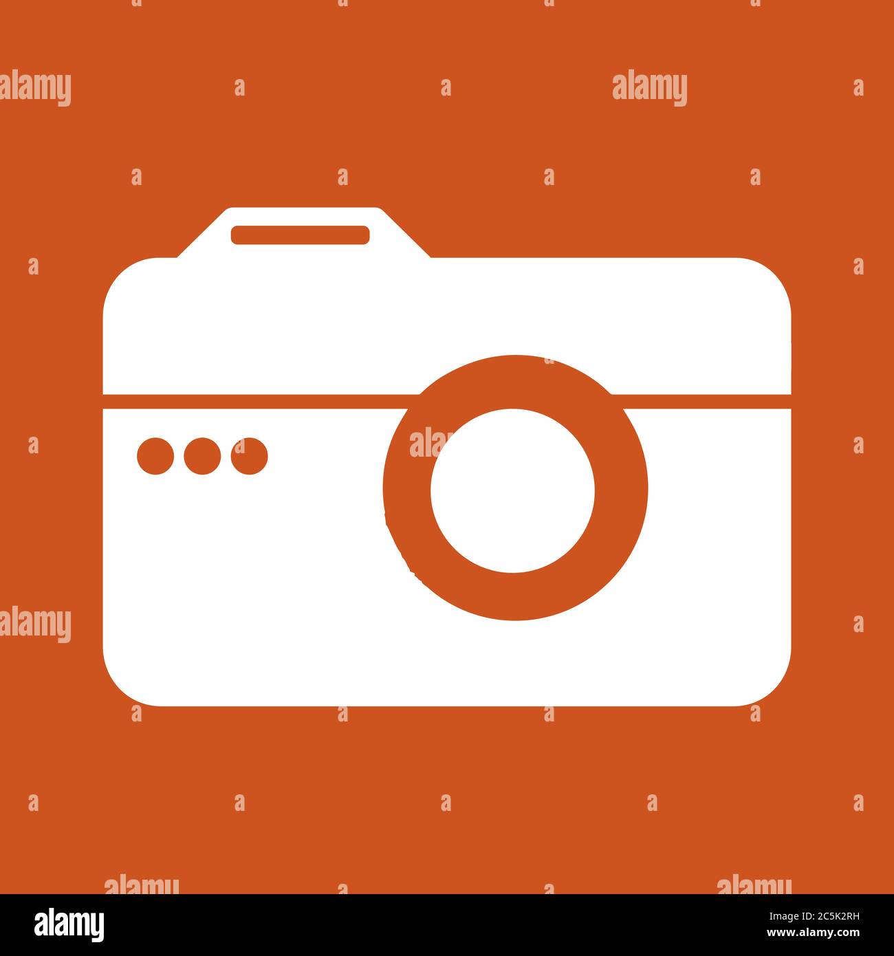 Icona della fotocamera in stile piatto e alla moda isolata su sfondo rosso. Illustrazione vettoriale. Illustrazione Vettoriale