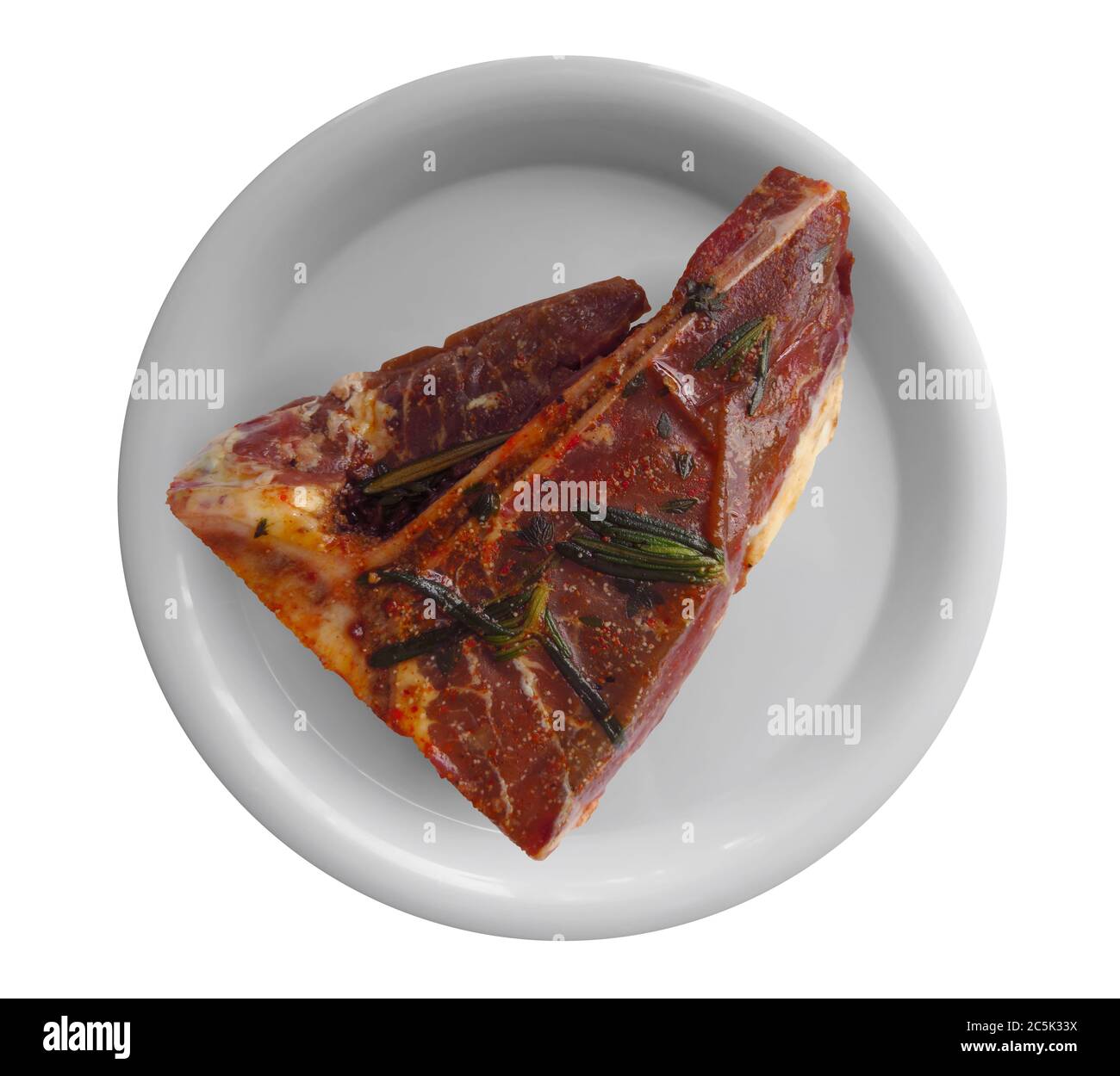 Bistecca di lombo corta su un piatto, isolata su sfondo bianco. Tracciato di ritaglio incluso. Foto Stock