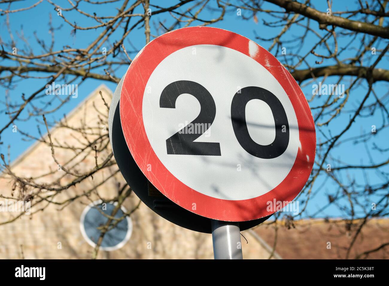 Vista dettagliata di un cartello britannico con limite di velocità di 20MPH visto vicino al centro città. La bassa velocità è dovuta a zone residenziali e molti pedoni. Foto Stock