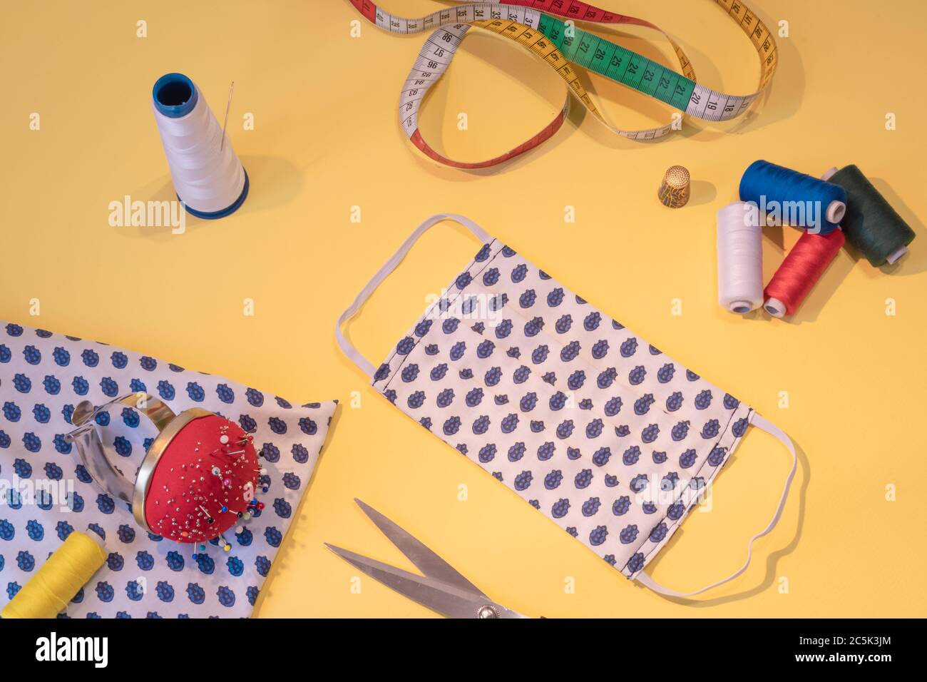 Produzione di maschere lavabili per la protezione del viso contro virus Covid-19, coronavirus, allergia, epidemia e pandemia globale. Foto Stock