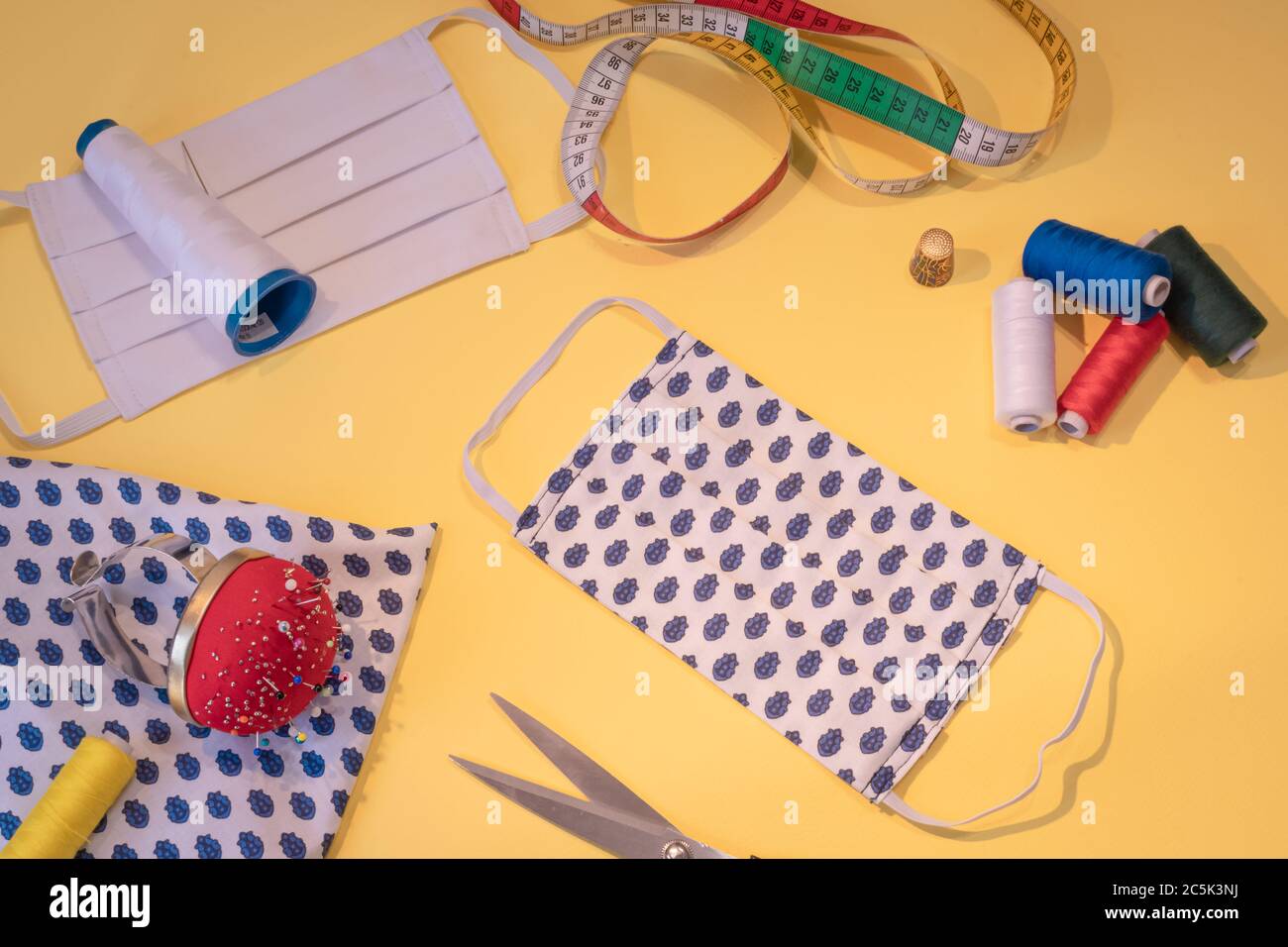 Produzione di maschere lavabili per la protezione del viso contro virus Covid-19, coronavirus, allergia, epidemia e pandemia globale. Foto Stock