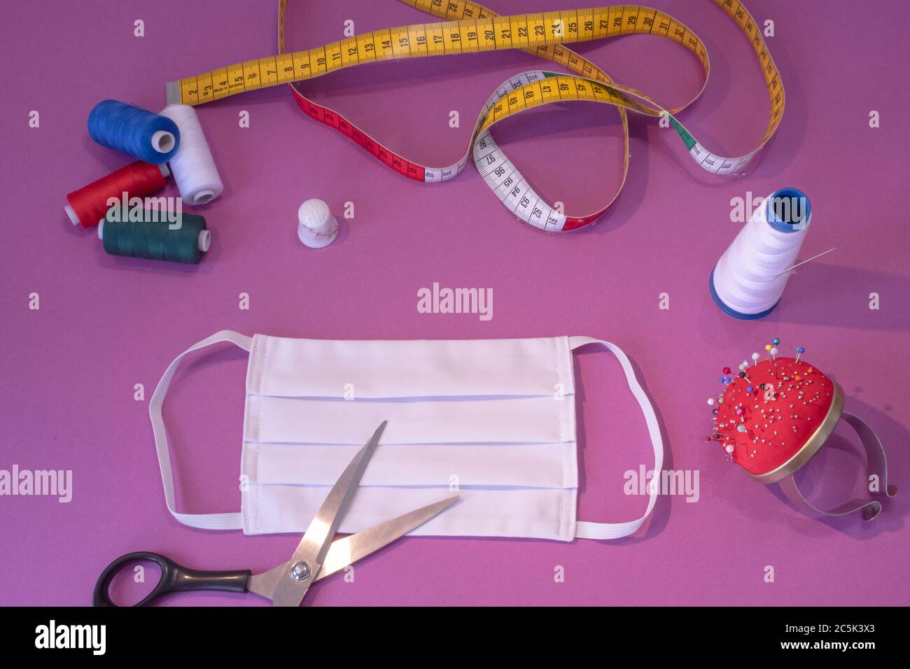 Produzione di maschere lavabili per la protezione del viso contro virus Covid-19, coronavirus, allergia, epidemia e pandemia globale. Foto Stock