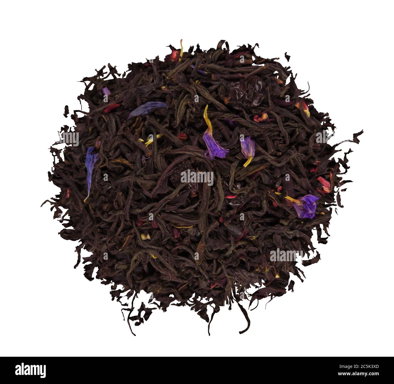 Un mucchio di foglie di tè al barberry essiccato isolato su bianco. Tracciato di ritaglio incluso. Foto Stock