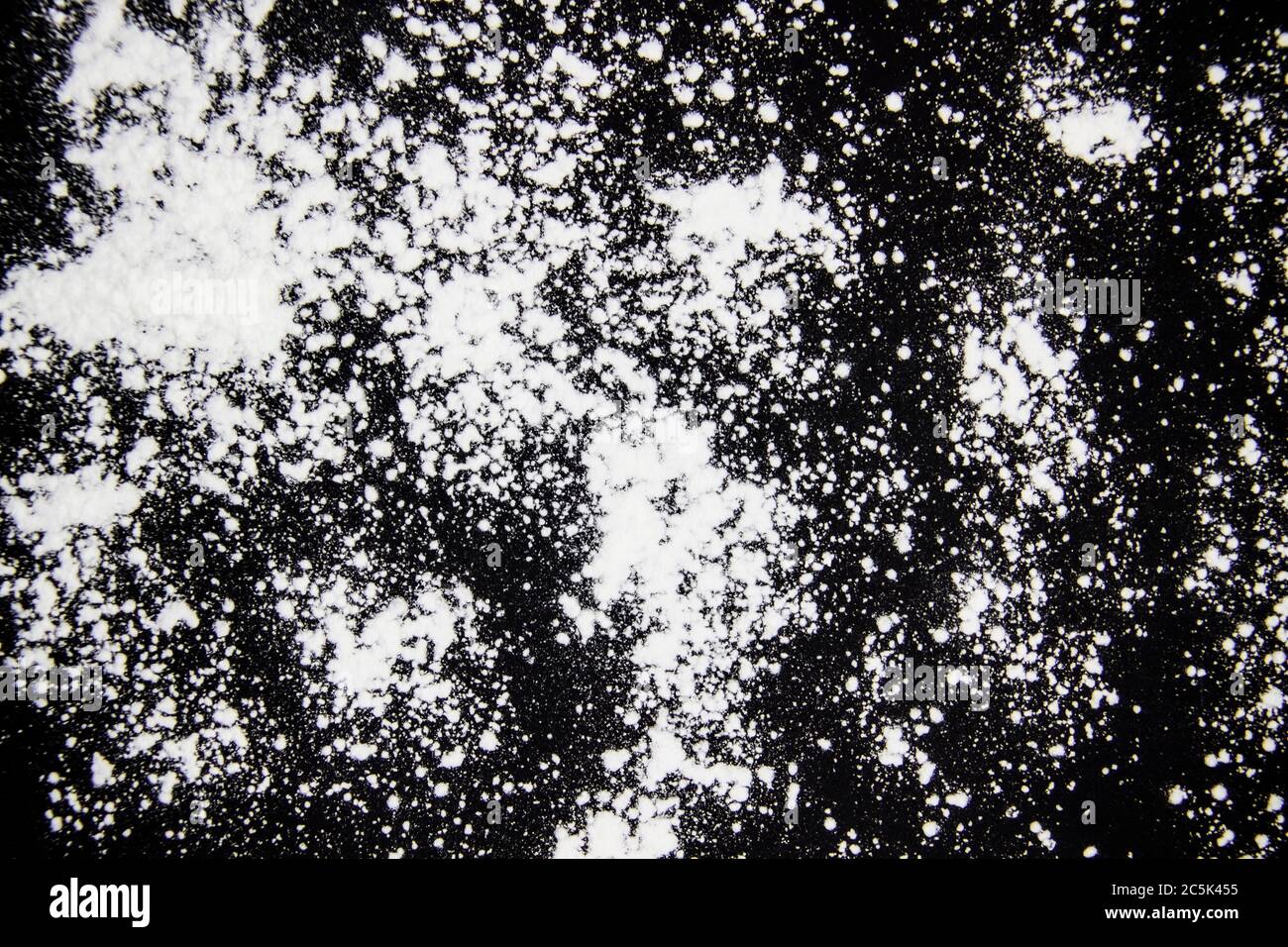 Lo sfondo nero con una polvere bianca su di esso. Un pericolo Cocaine su sfondo nero Foto Stock