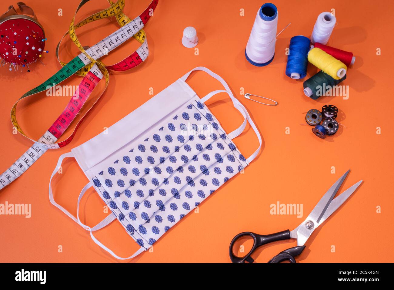 Produzione di maschere lavabili per la protezione del viso contro virus Covid-19, coronavirus, allergia, epidemia e pandemia globale. Foto Stock