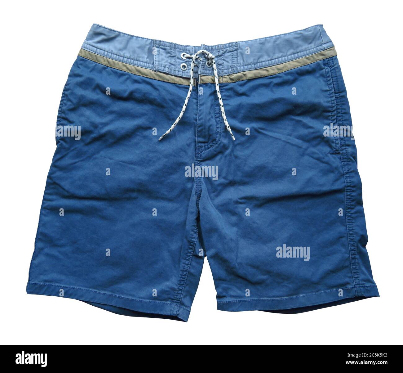 Pantaloncini in denim blu isolati su sfondo bianco. Tracciato di ritaglio incluso. Foto Stock