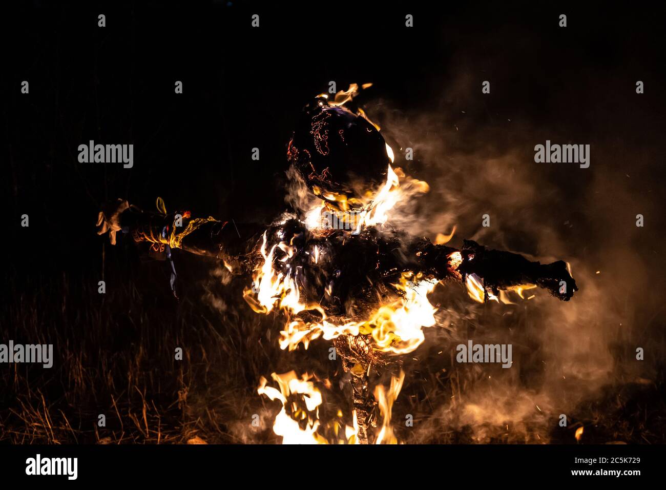 Bruciare lo scarrecrow tradizionale a notte buia Foto Stock