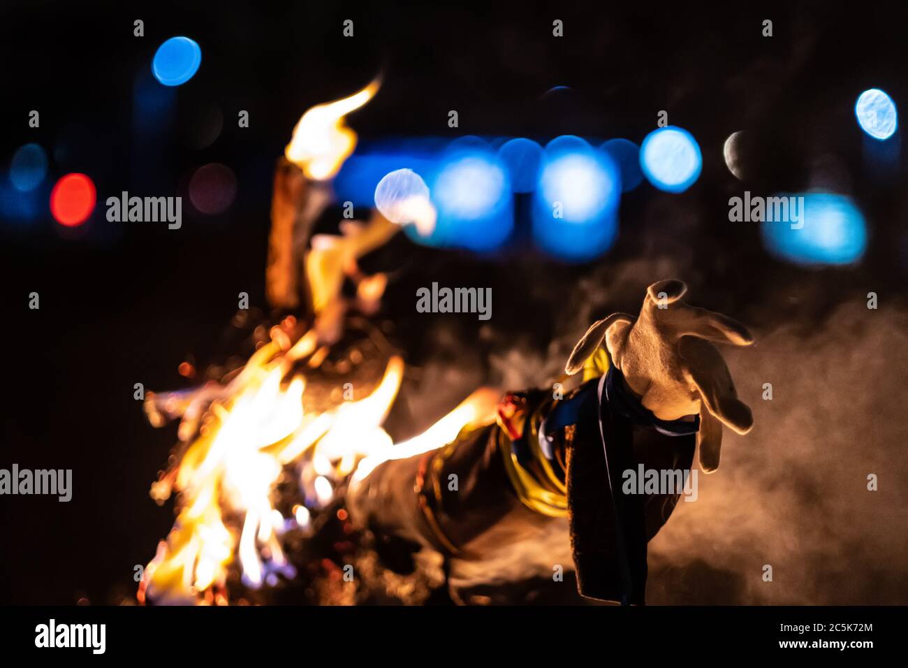 Spaventapasseri avvolti in fiamme, mano sinistra da vicino Foto Stock