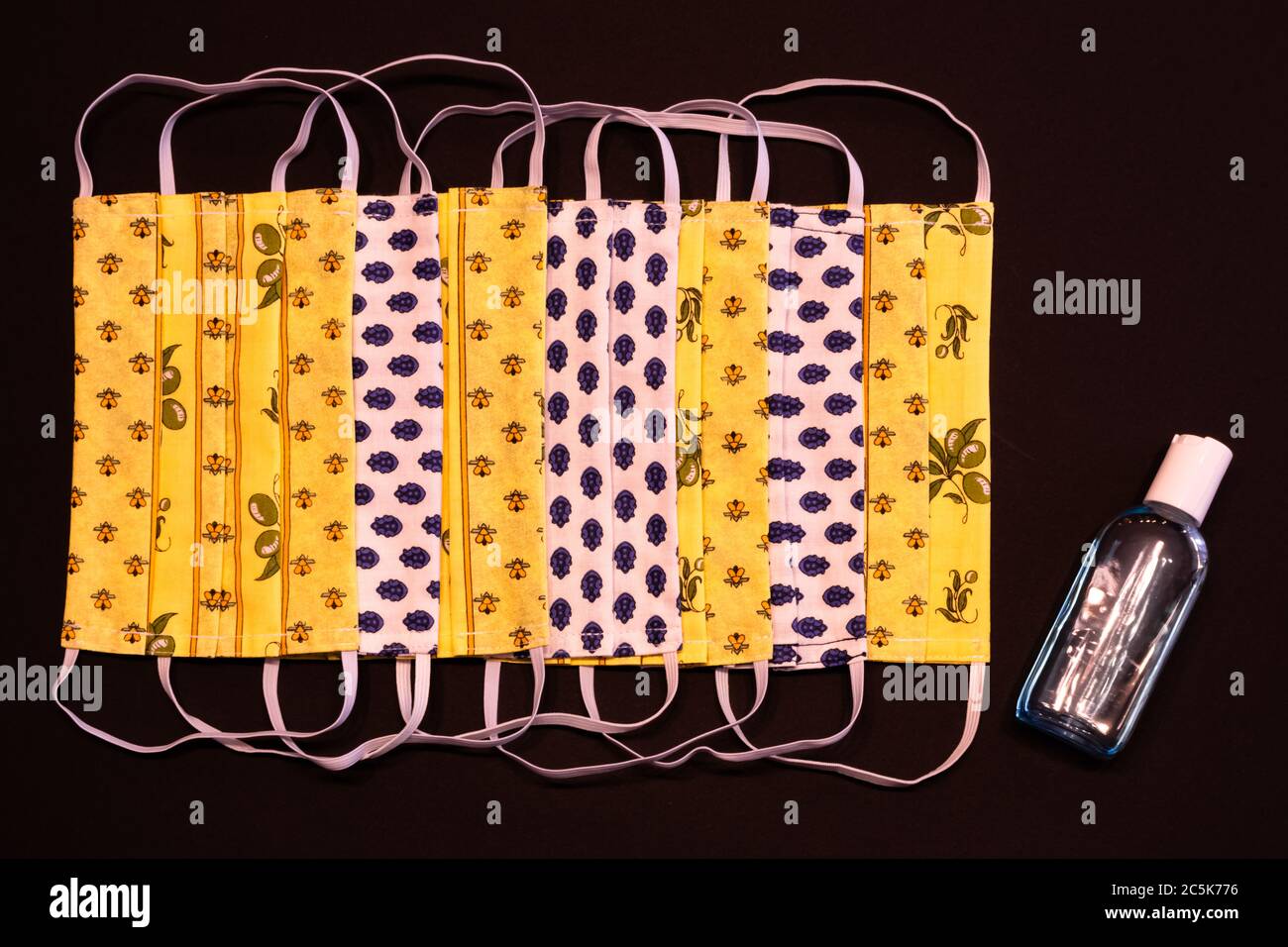 Produzione di maschere lavabili per la protezione del viso contro virus Covid-19, coronavirus, allergia, epidemia e pandemia globale. Foto Stock