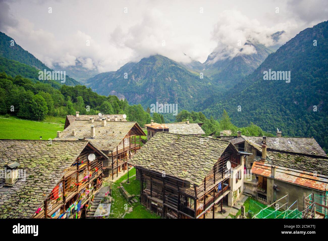 Gli ospiti si trovano in montagne alpine mozzafiato Foto Stock