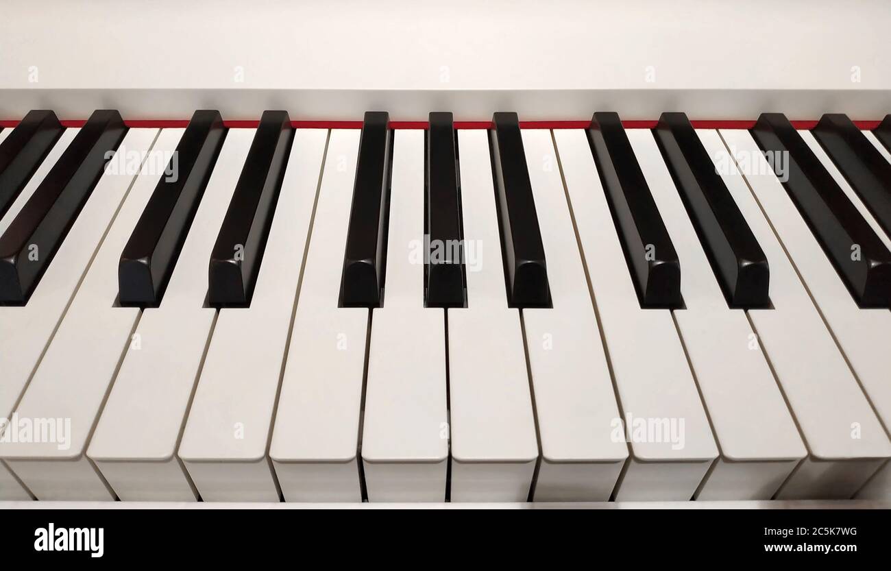 Strumento musicale a piano con tasti in bianco e nero Foto Stock