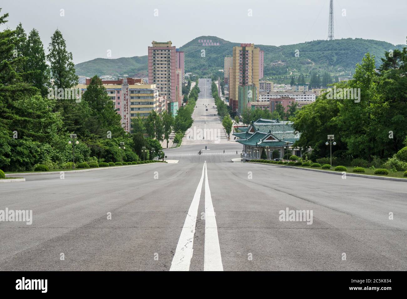 Strada principale della città di Kaesong vicino alla DMZ, DPRK - Corea del Nord Foto Stock