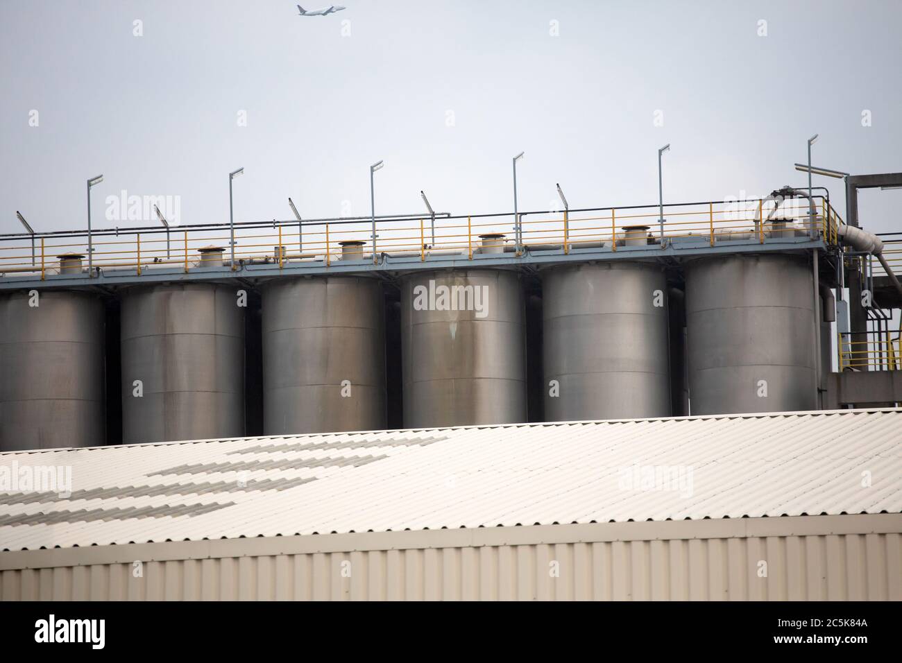 Raffineria chimica. Struttura di serbatoi per stoccaggio e trattamento dell'olio. Aprile 2013. Vienna, Austria Foto Stock