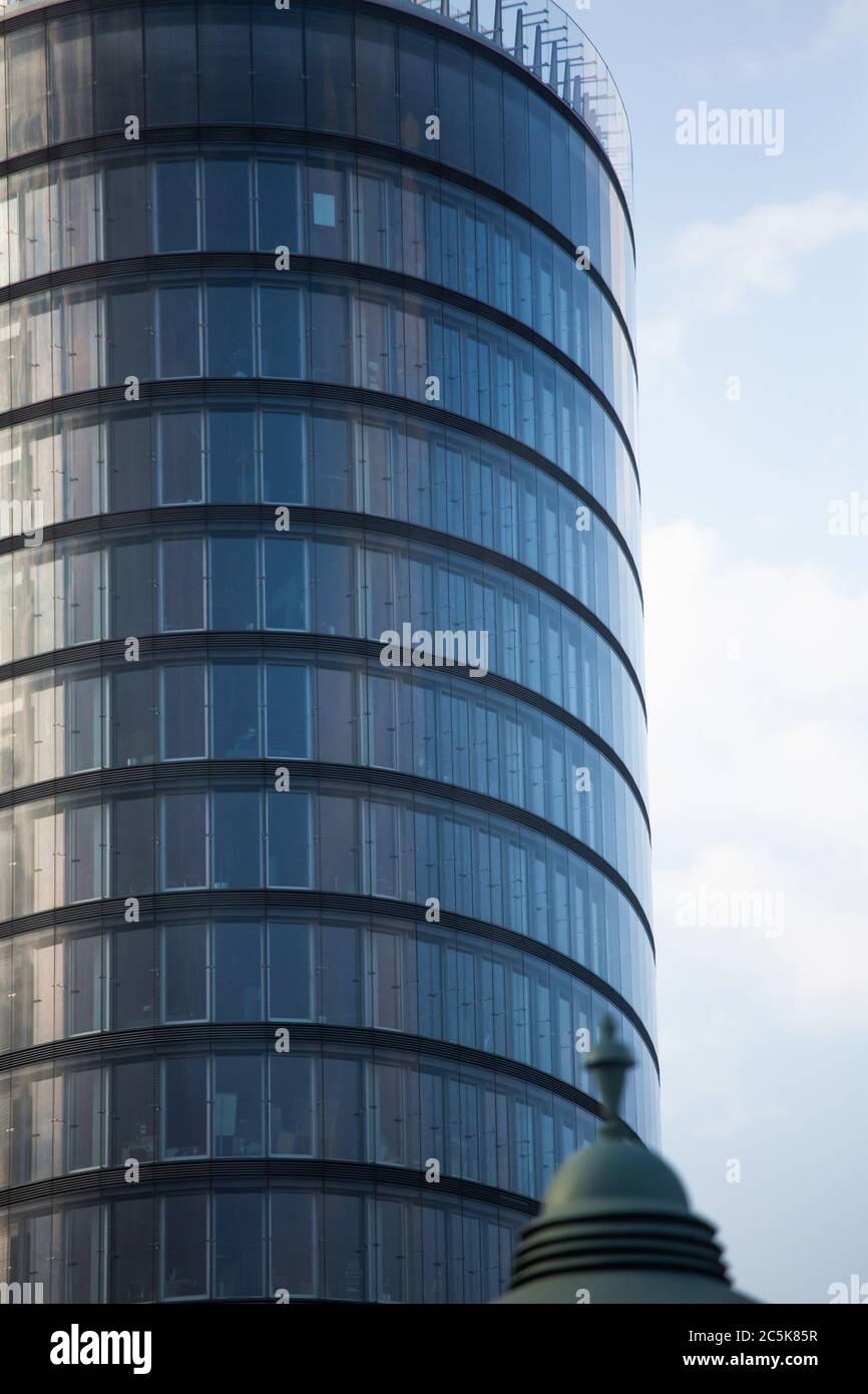 Ufficio in giornata di sole. Finestre dai toni del moderno edificio cittadino. Architettura futuristica. Aprile 2013. Vienna, Austria Foto Stock