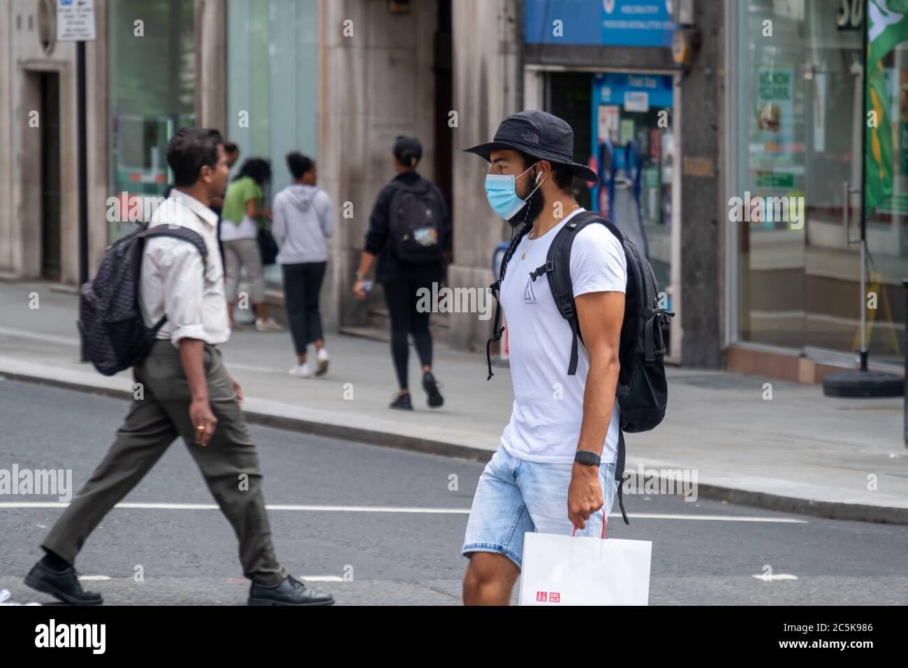 Gli acquirenti tornano a Oxford Street, Londra dopo che il blocco di Coronavirus è stato rimosso Foto Stock