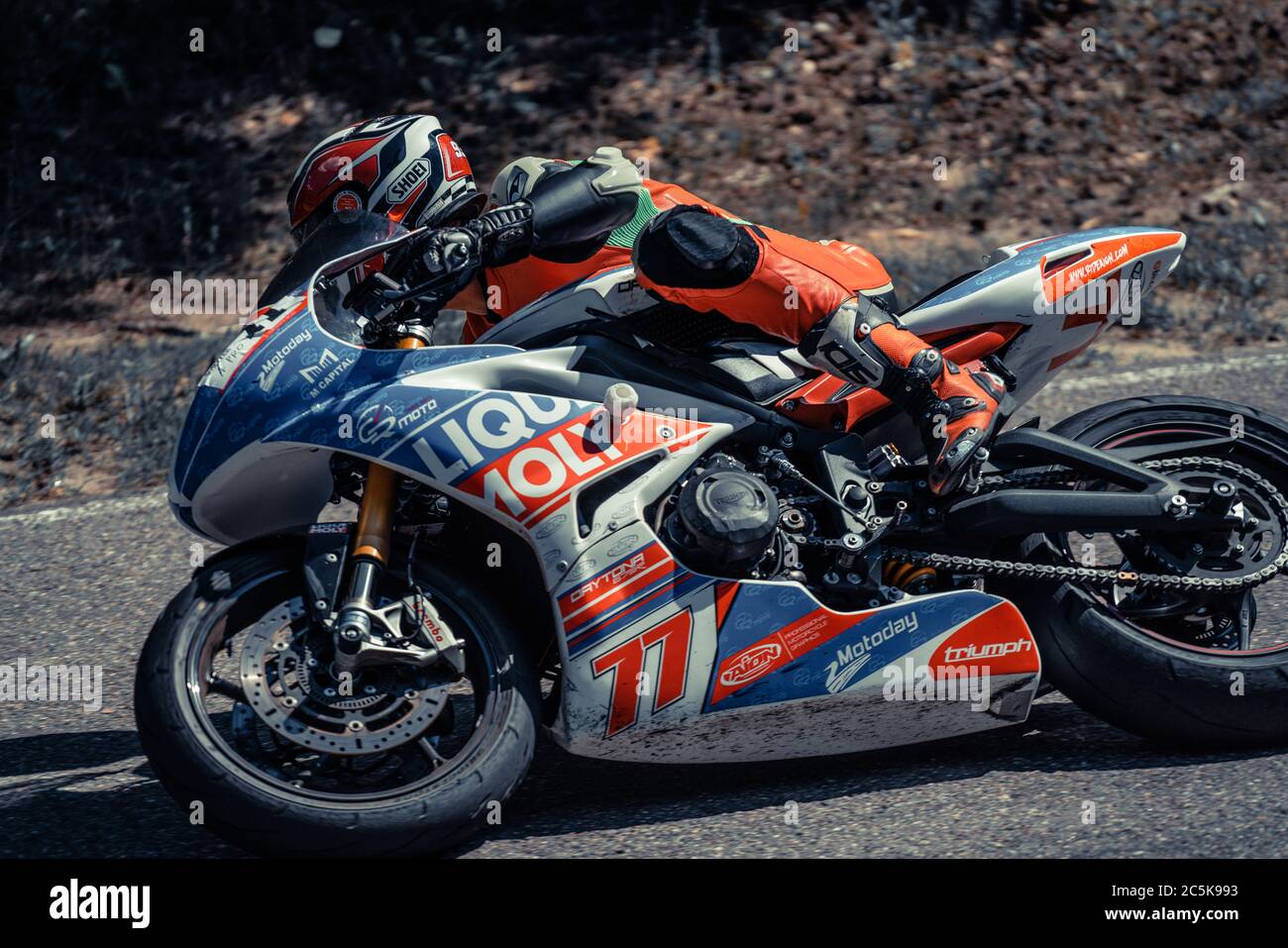 10-05-2020 Ropazi, Lettonia pratica motocicletta addentrandosi in una curva veloce in pista. Foto Stock
