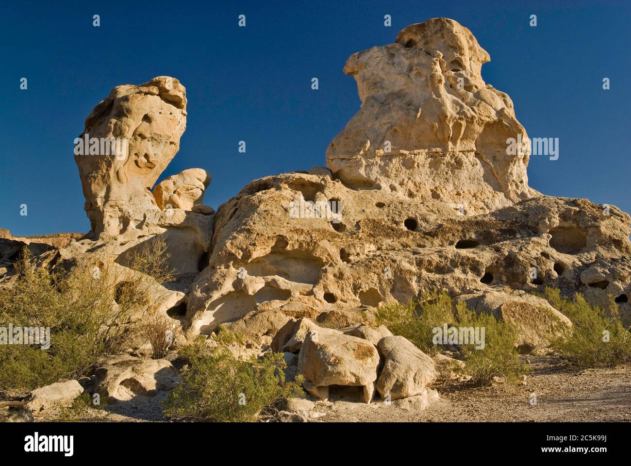 Rocce erose a tre Dike area collinare in Bofecillos montagne, deserto del Chihuahuan, in Big Bend Ranch State Park, Texas, Stati Uniti d'America Foto Stock
