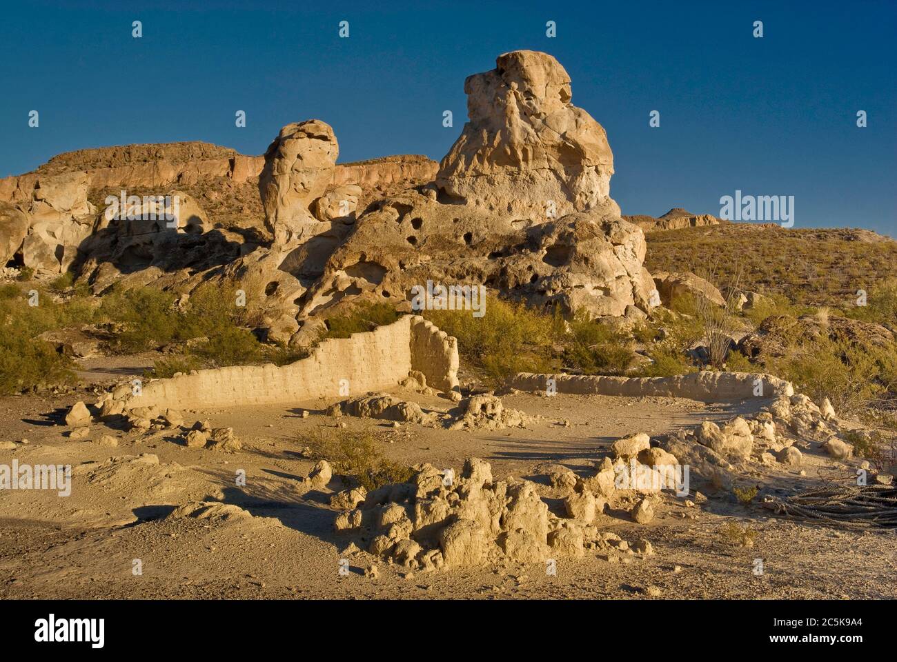 Rovine di case di adobe al tramonto vicino alle miniere abbandonate, zona di Three Dyke Hill, Bofecillos Mtns, Big Bend Ranch state Park, Texas, Stati Uniti Foto Stock