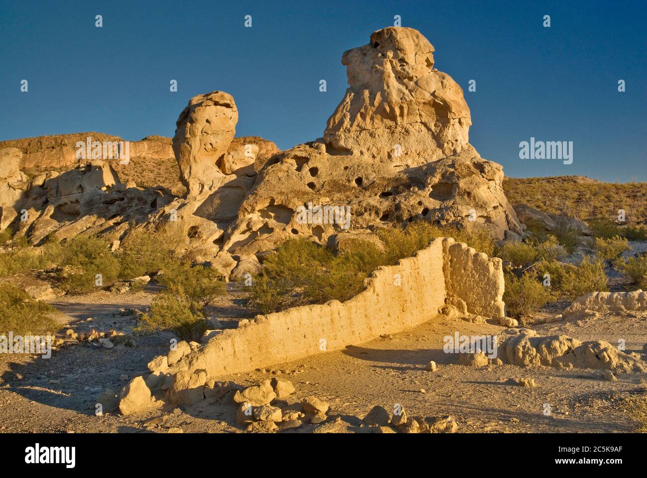 Rovine di case di adobe al tramonto vicino alle miniere abbandonate, zona di Three Dyke Hill, Bofecillos Mtns, Big Bend Ranch state Park, Texas, Stati Uniti Foto Stock