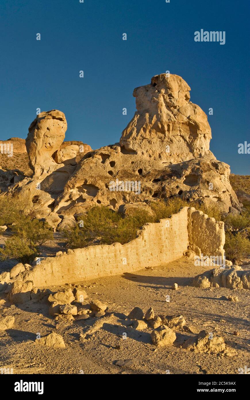 Rovine di case di adobe al tramonto vicino alle miniere abbandonate, zona di Three Dyke Hill, Bofecillos Mtns, Big Bend Ranch state Park, Texas, Stati Uniti Foto Stock