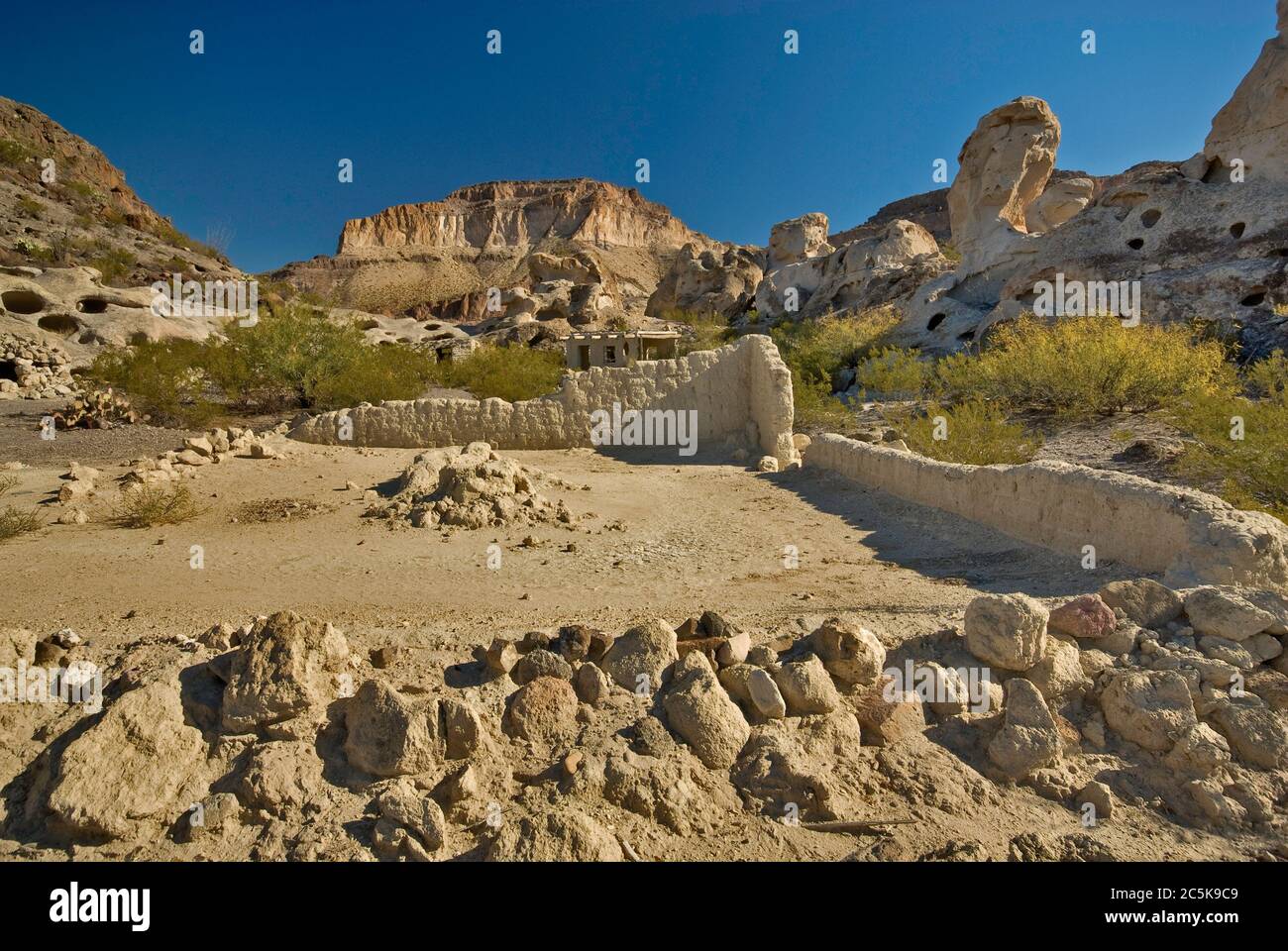 Rovine di adobe case vicino le miniere abbandonate in tre Dike area collinare in Bofecillos montagne, deserto del Chihuahuan, Big Bend Ranch State Park, Texas, Stati Uniti d'America Foto Stock