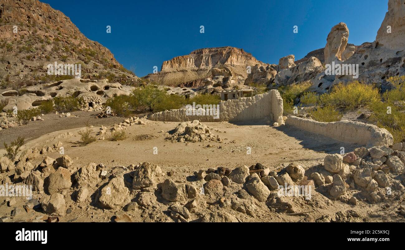 Rovine di adobe case vicino le miniere abbandonate in tre Dike area collinare in Bofecillos montagne, deserto del Chihuahuan, Big Bend Ranch State Park, Texas, Stati Uniti d'America Foto Stock
