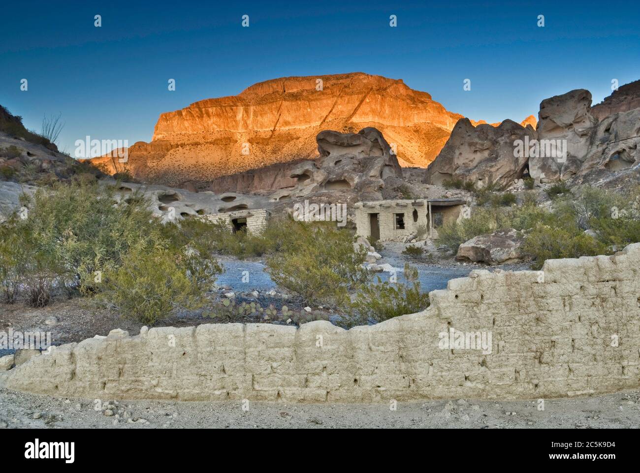 Rovine di case di adobe al tramonto vicino alle miniere abbandonate, zona di Three Dyke Hill, Bofecillos Mtns, Big Bend Ranch state Park, Texas, Stati Uniti Foto Stock