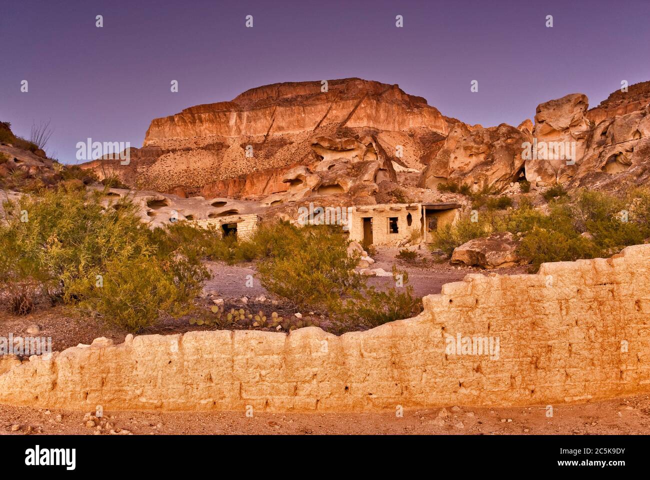 Rovine di case di adobe al tramonto vicino miniere abbandonate, zona di Three Dyke Hill, Bofecillos Mtns, Big Bend Ranch state Park, Texas, Stati Uniti Foto Stock