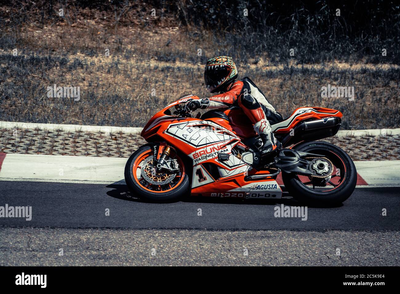 10-05-2020 Ropazi, Lettonia pratica motocicletta addentrandosi in una curva veloce in pista. Foto Stock