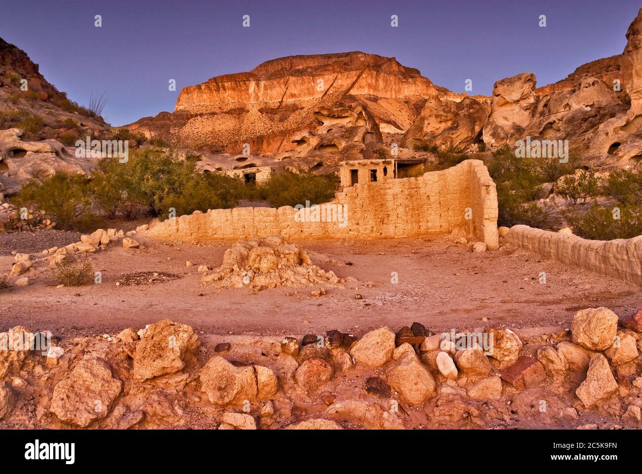 Rovine di case di adobe al tramonto vicino miniere abbandonate, zona di Three Dyke Hill, Bofecillos Mtns, Big Bend Ranch state Park, Texas, Stati Uniti Foto Stock
