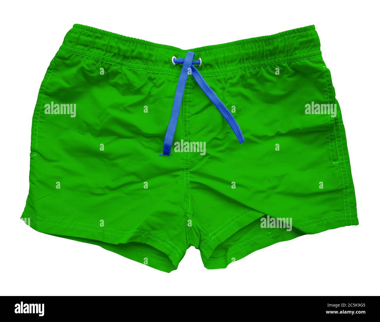 Pantaloncini verdi sportivi isolati su sfondo bianco. Tracciato di ritaglio incluso. Foto Stock