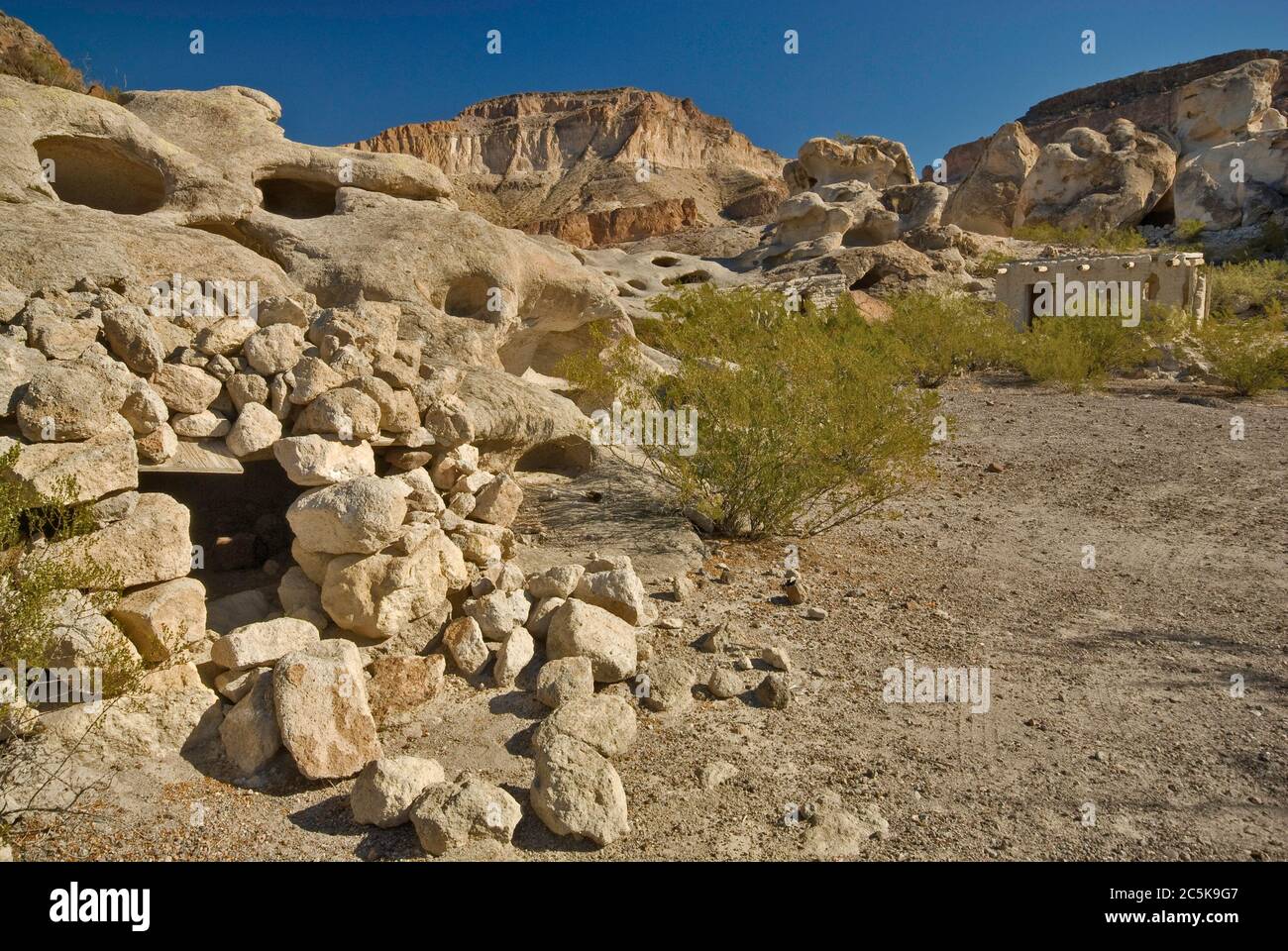 Dugout (rifugio roccioso) alle rovine di case di adobe vicino alle miniere abbandonate, area di Three Dyke Hill, Bofecillos Mtns, Big Bend Ranch state Park, Texas, USA Foto Stock