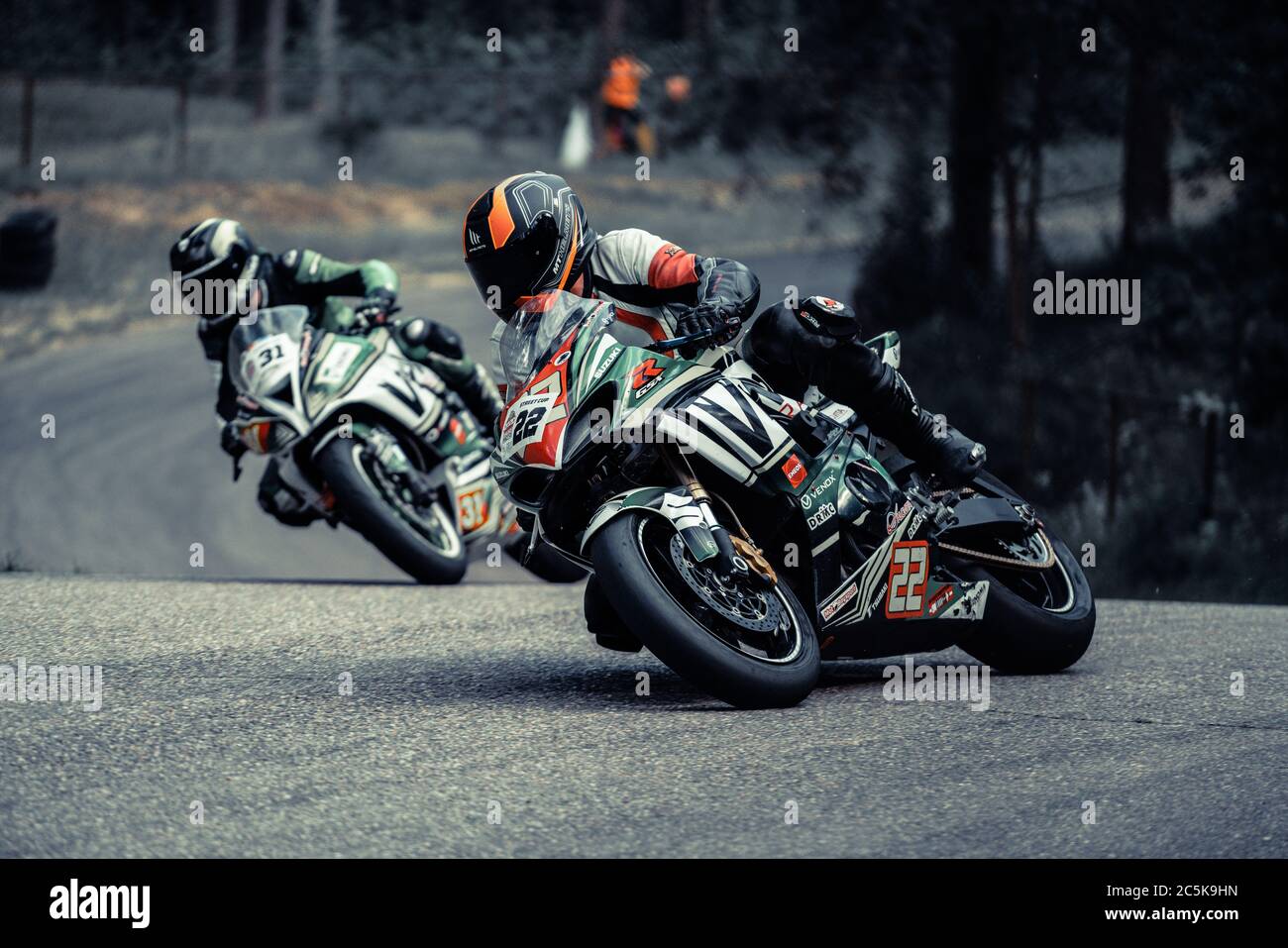 10-05-2020 Ropazi, Lettonia pratica motocicletta addentrandosi in una curva veloce in pista. Foto Stock